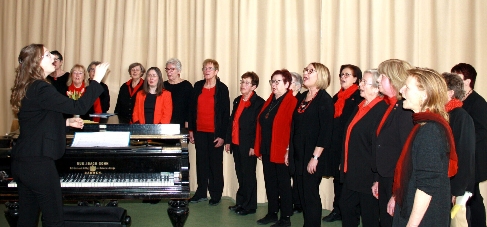 Wir verstehen uns als eine herzliche Gemeinschaft von Frauen, die miteinander die Freude am Singen teilen. 