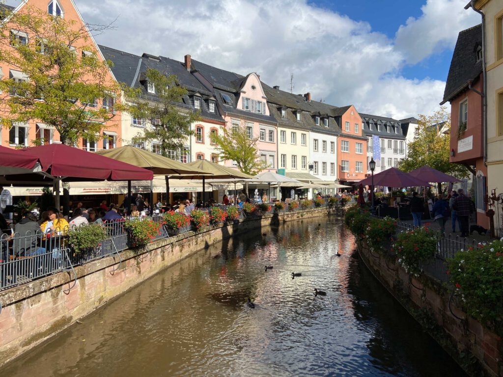 Saarburg – der Blick auf den Buttermarkt in der Innenstadt.