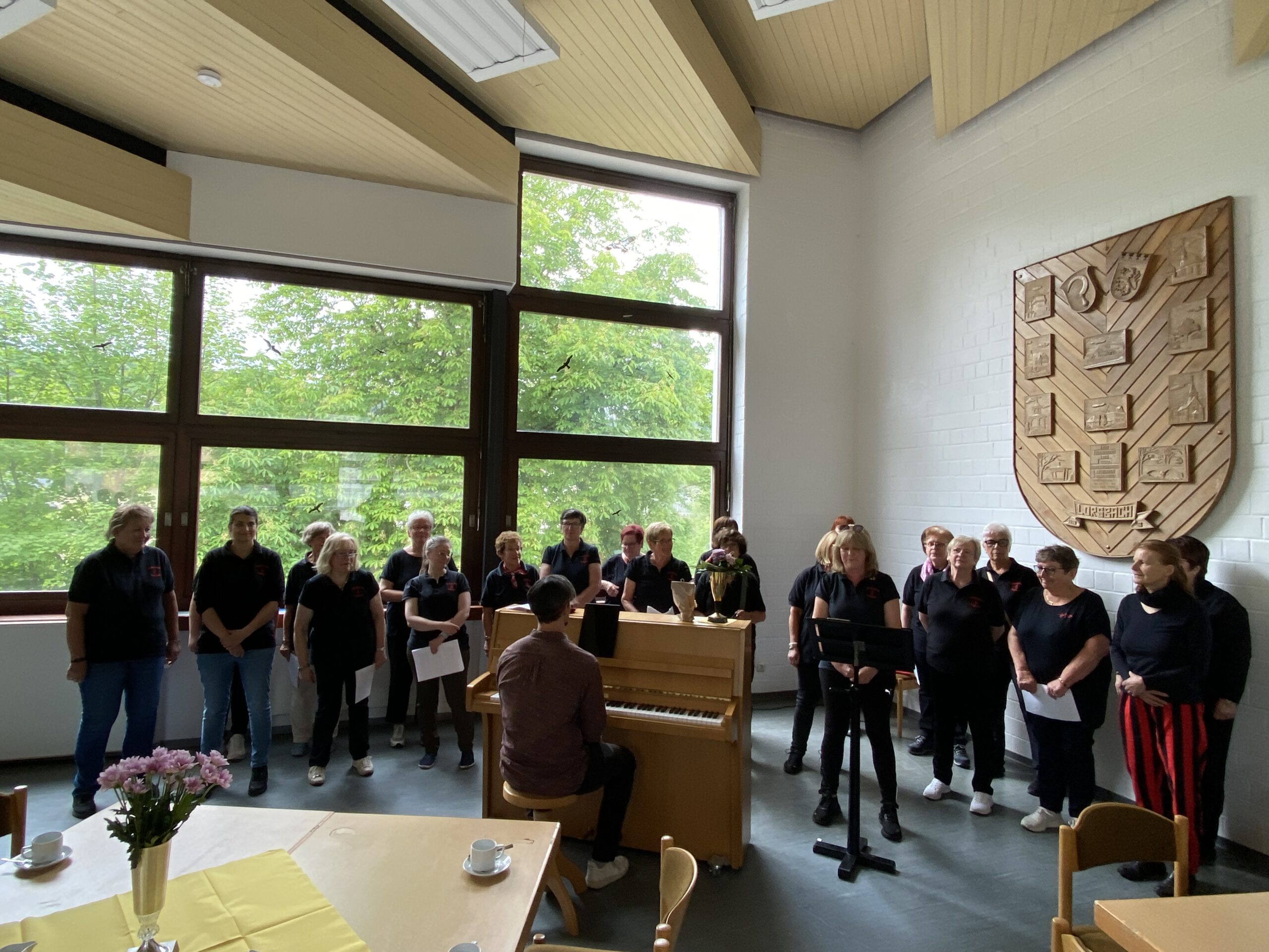 Der Frauenchor Lorsbach beim Auftritt am Klavier während des Sängerfrühschoppens am Vatertag 2025 im Gemeindehaus Lorsbach.
