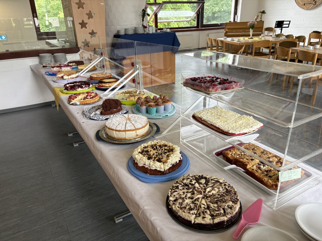 Reich gedeckter Kuchen- und Tortenstand im Café Sängerlust beim Sängerfrühschoppen des Frauenchors Lorsbach am Vatertag 2025.