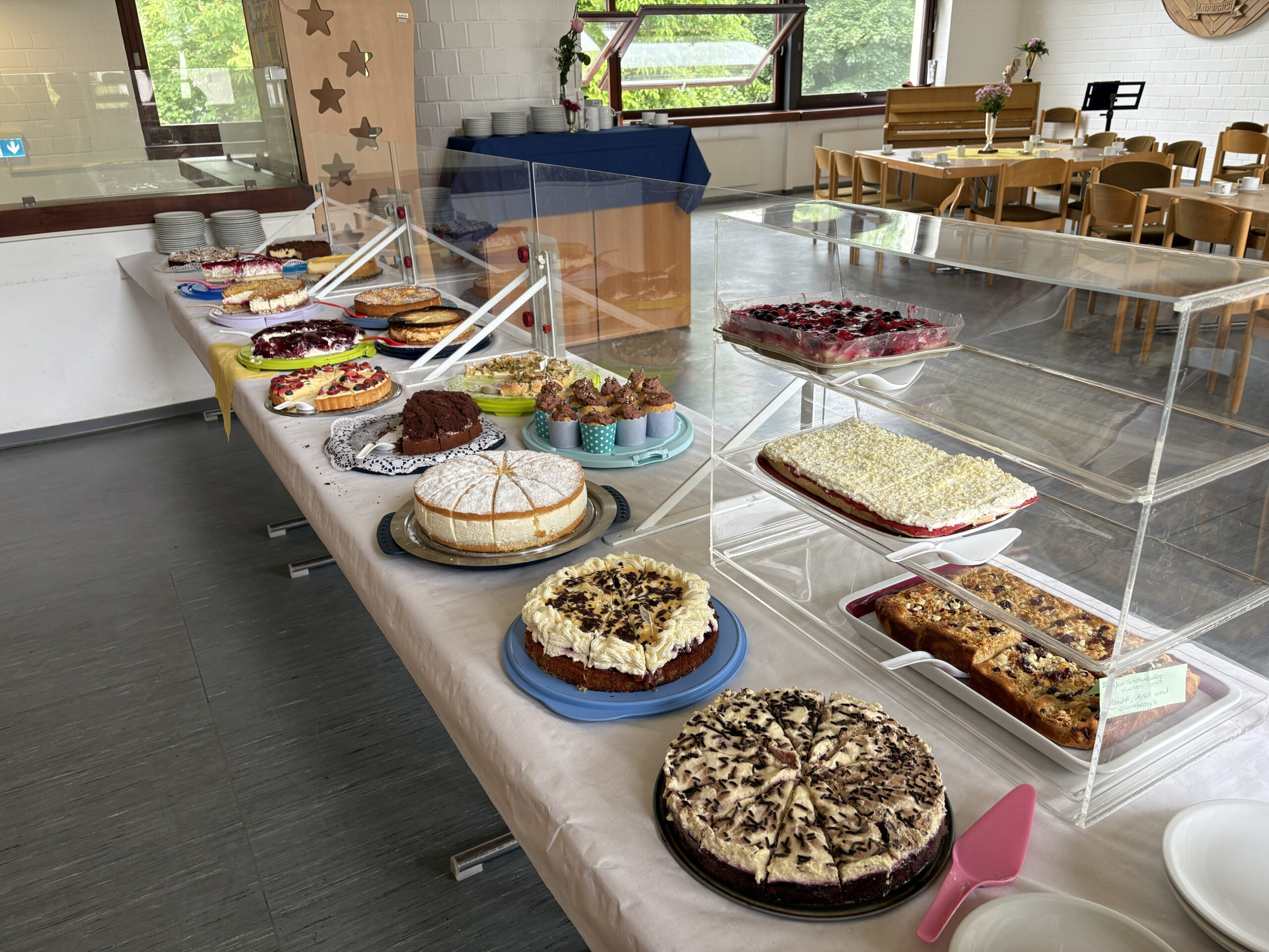 Reich gedeckter Kuchen- und Tortenstand im Café Sängerlust beim Sängerfrühschoppen des Frauenchors Lorsbach am Vatertag 2025.