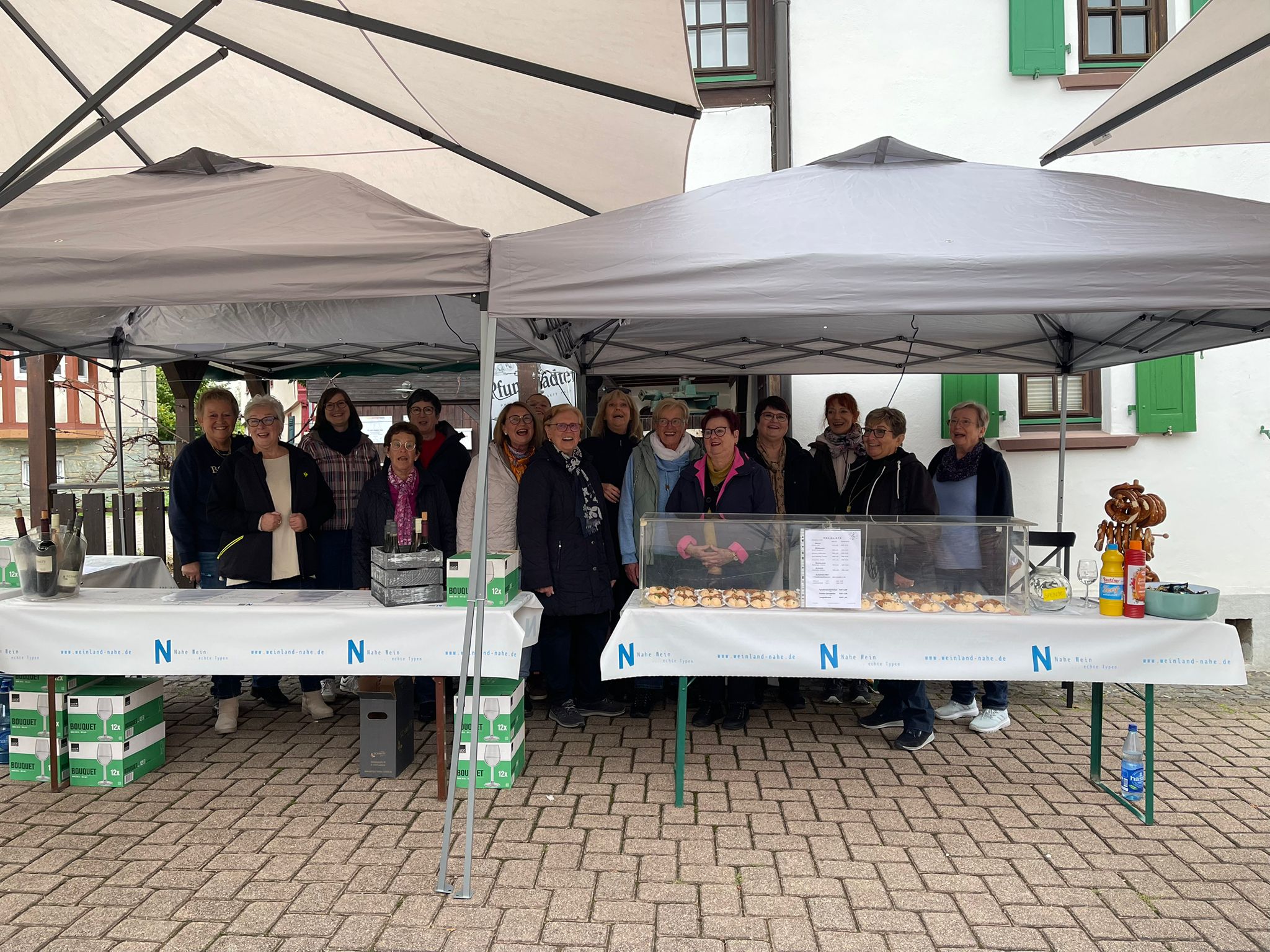 Gruppenfoto der Helferinnen des Frauenchors Lorsbach am Weinstand auf dem Zimmerplatz am 26. September 2025
