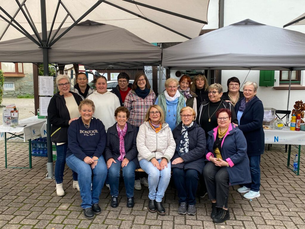 Gruppenfoto der Helferinnen des Frauenchors Lorsbach am Weinstand auf dem Zimmerplatz am 26. September 2025 – zehn weitere Mitwirkende fehlen auf dem Bild.