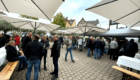 Besucherinnen und Besucher beim Weinstand des Frauenchors Lorsbach auf dem Zimmerplatz am 26. September 2025.