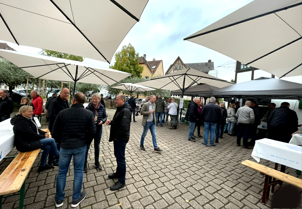 Besucherinnen und Besucher beim Weinstand des Frauenchors Lorsbach auf dem Zimmerplatz am 26. September 2025.