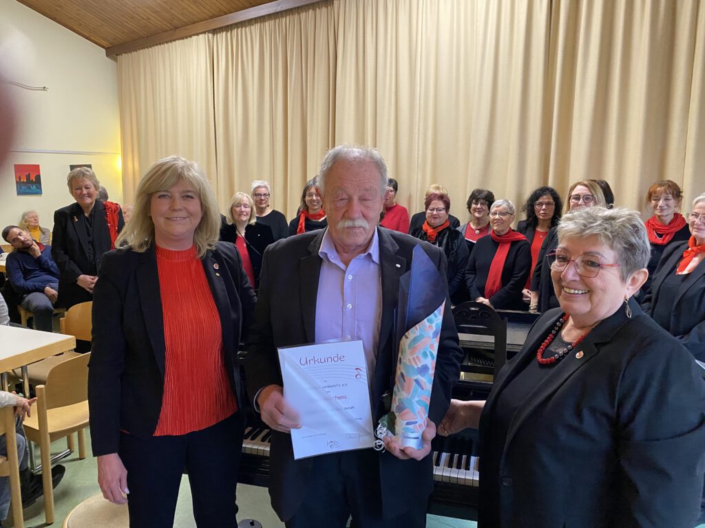 Ehrung beim Jahrescafé 2026 des Frauenchors Lorsbach: Sabine Junker (1. Vorsitzende), Theo Wiechens mit Urkunde für 50 Jahre Mitgliedschaft und Brigitte Henninger (2. Vorsitzende).