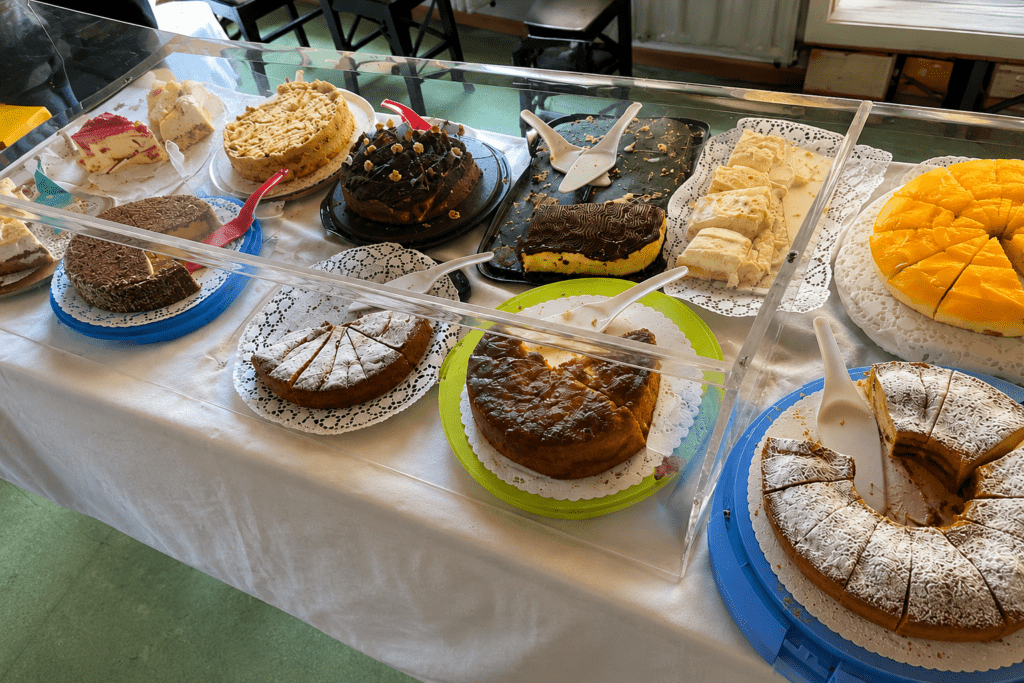 Große Auswahl an Kuchen und Torten beim Sängerfrühschoppen des Frauenchors Lorsbach im evangelischen Gemeindezentrum. Die Gäste konnten aus verschiedenen selbstgebackenen Kuchen zum Kaffee wählen.