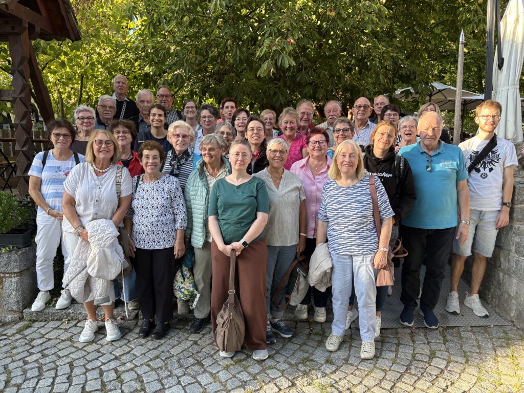 Reisegruppe des Frauenchors Lorsbach beim Ausflug in den Odenwald