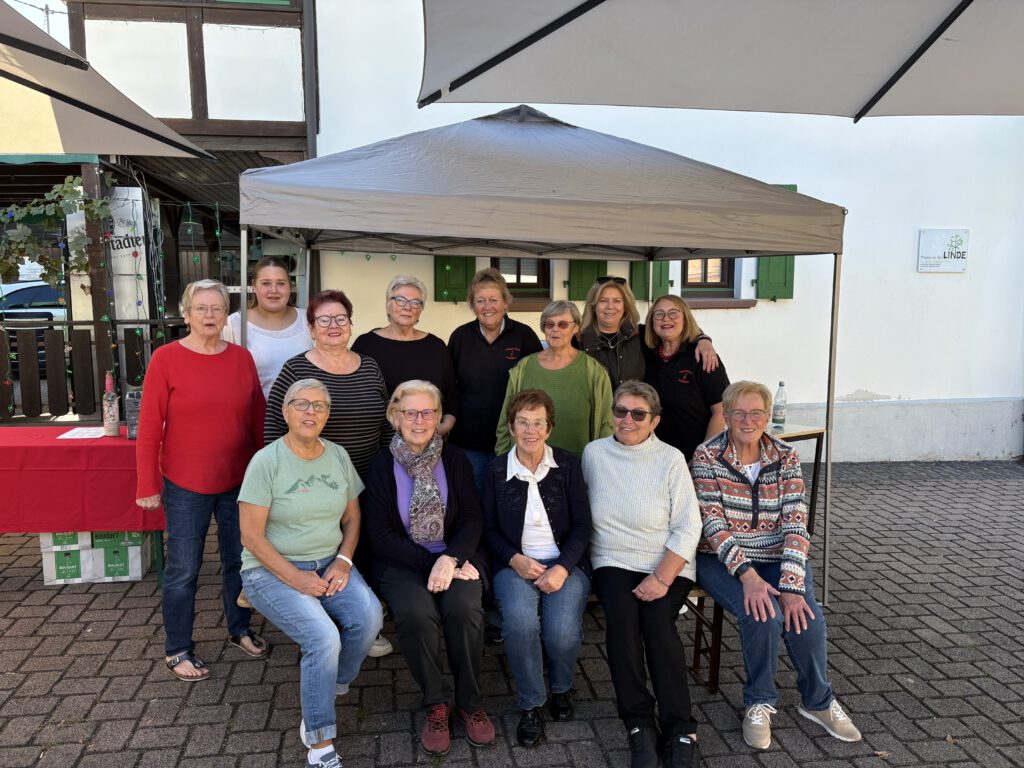 Gruppenfoto des Frauenchors Lorsbach am Weinstand 2026