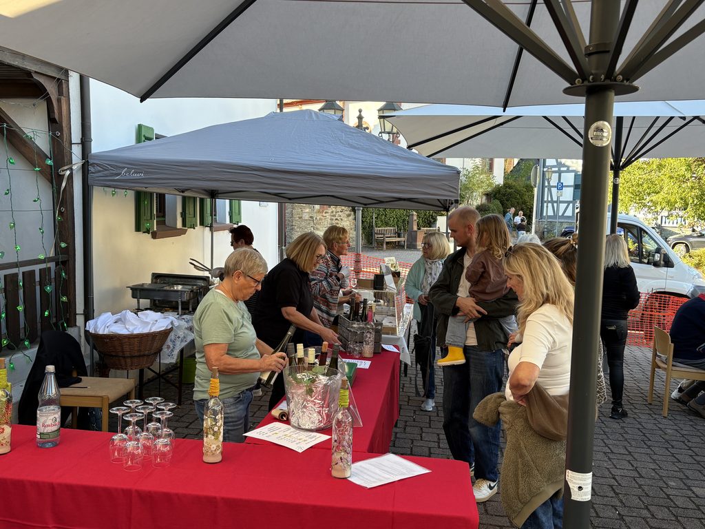 Ausschank am Weinstand des Frauenchors Lorsbach 2026