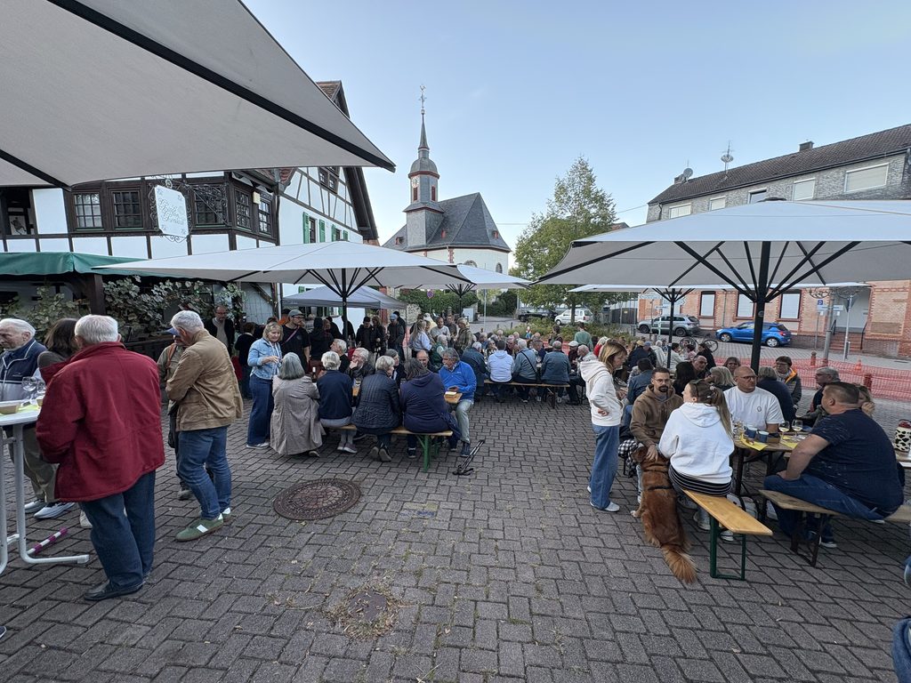 Gut besuchter Zimmerplatz beim Weinstand des Frauenchors Lorsbach 2026